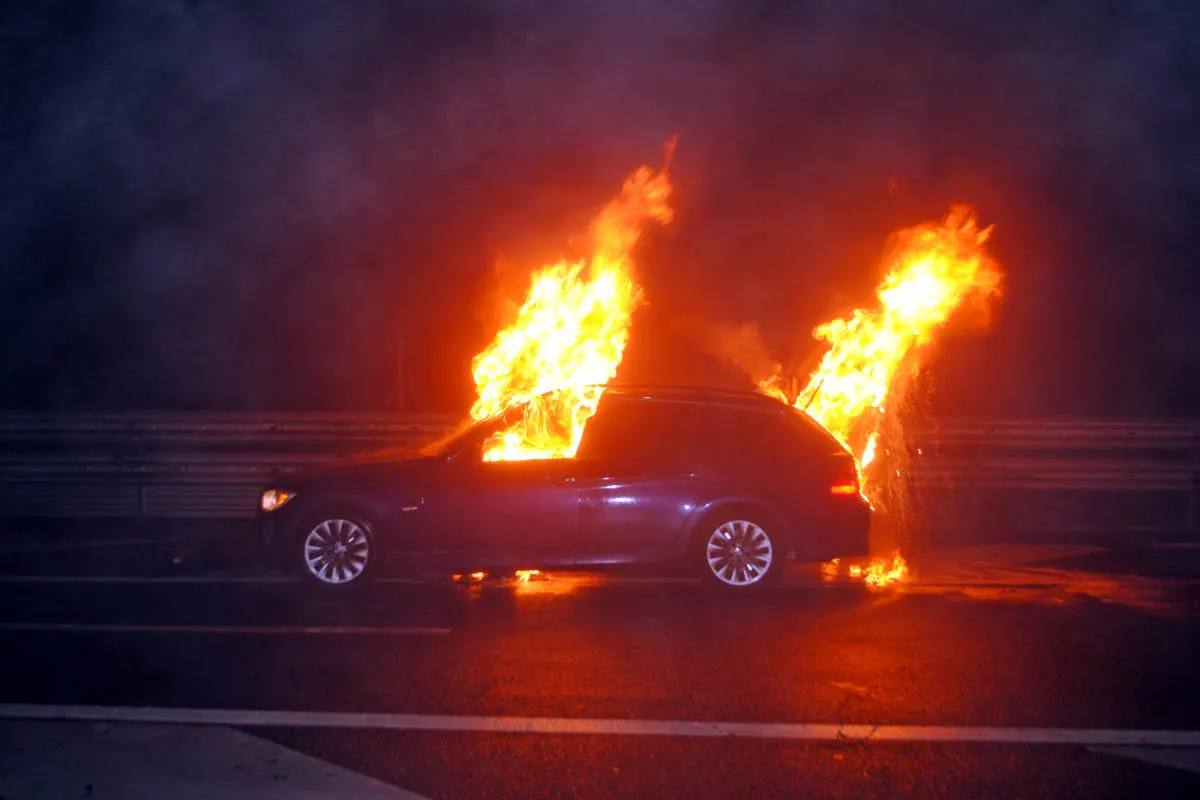 A14 Inwil LU - Auto gerät auf der Autobahn in Brand