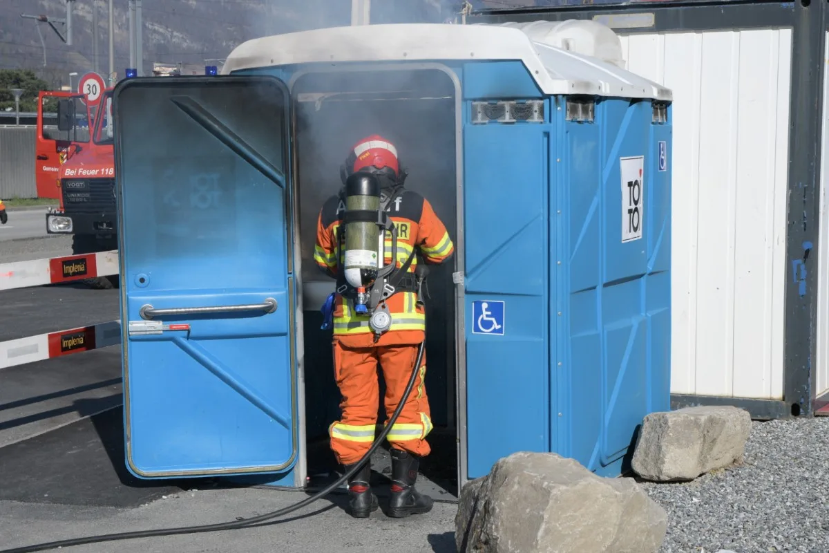 Altdorf UR - Mobiles Toilettenhäuschen in Brand geraten