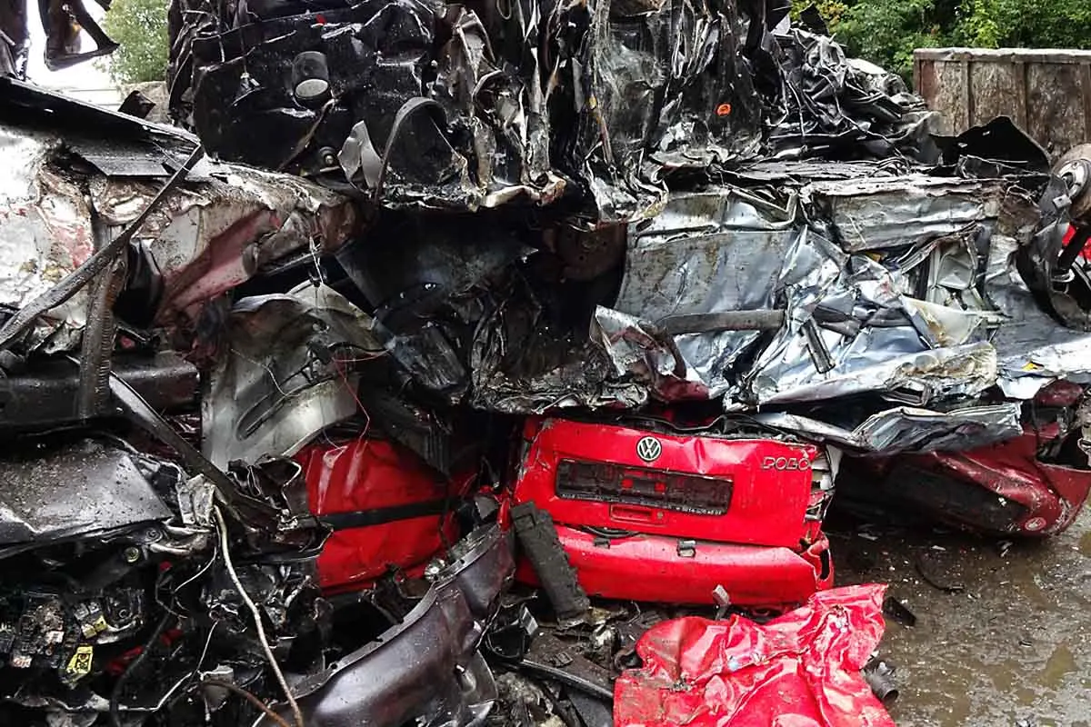 Bochum - Öl und Benzin tropft aus Schrottautos - Lkw-Gespann satt überladen
