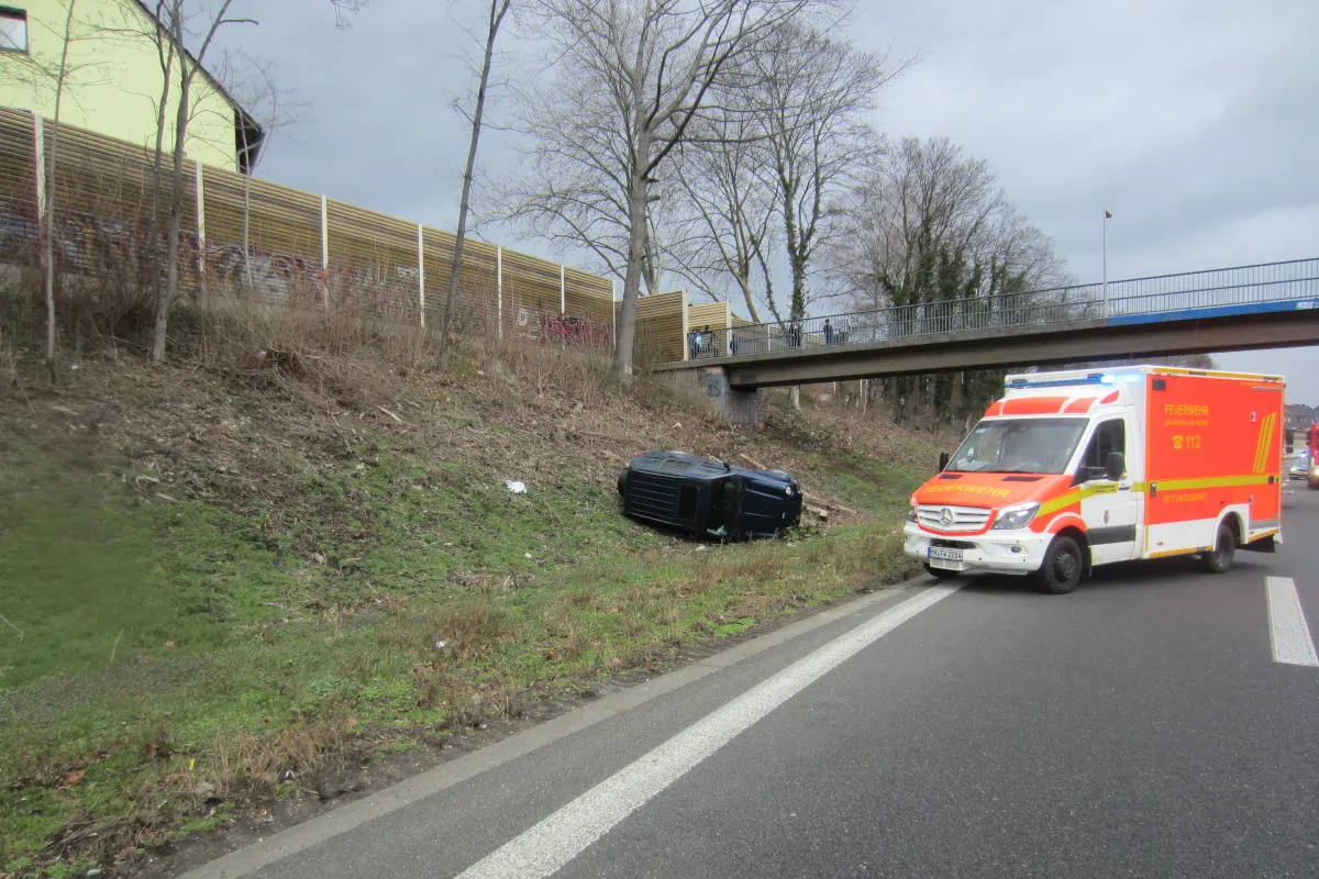 A40 Mülheim an der Ruhr – Person bei Unfall in Auto eingeklemmt