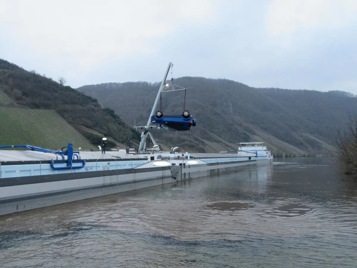 Minheim – PKW rollt in die Mosel