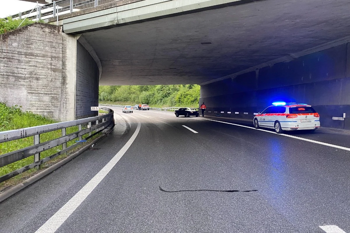 Cham ZG - 20-Jährige verliert auf der Autobahn Kontrolle über Auto