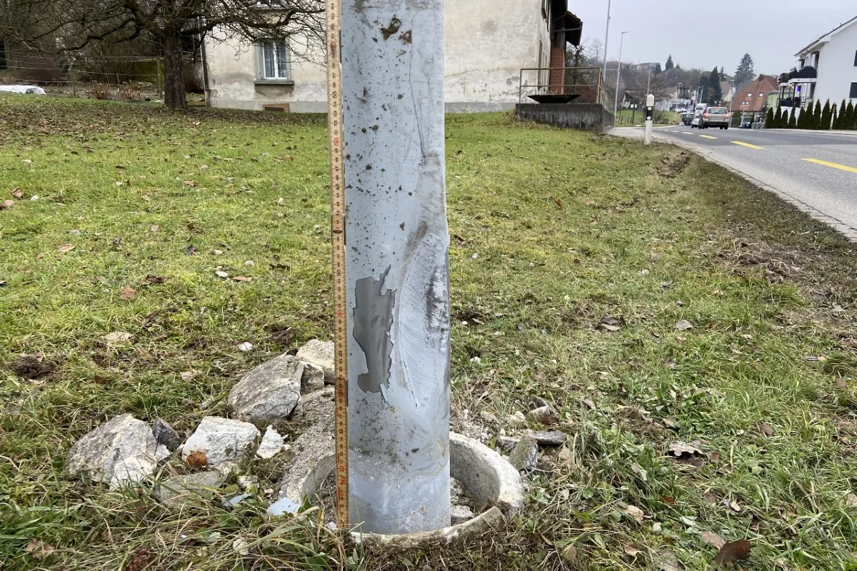 Safenwil AG -  Gegen Strassenlampe geprallt - BMW X5 gesucht