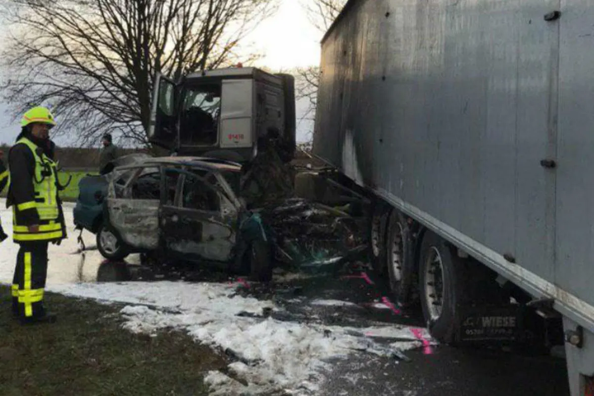 Lastwagenfahrer rettet Autoinsassen vor Brandtod