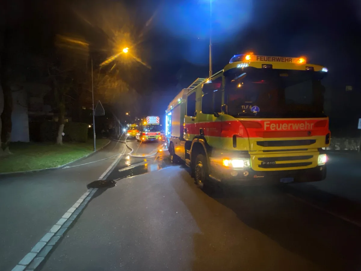 Stadt Zürich – Feuer bricht in Keller von Mehrfamilienhaus aus