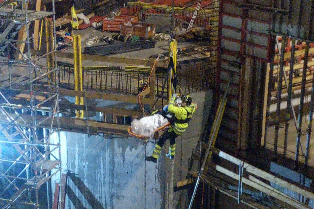 Arbeitsunfall Zürich Oerlikon ZH - Höhenretter bergen verunfallten Bauarbeiter aus Baugrube!