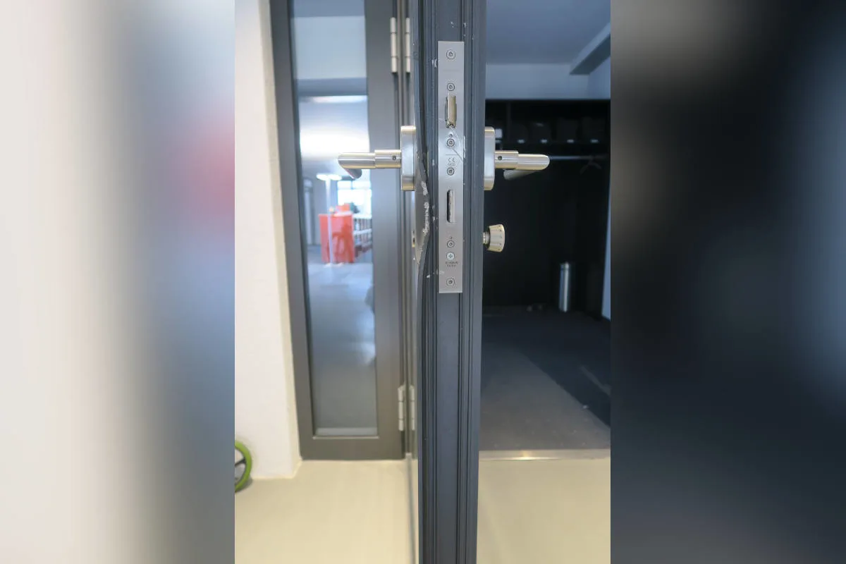 Glarus – Gewaltsamer Einbruch in Büroräume
