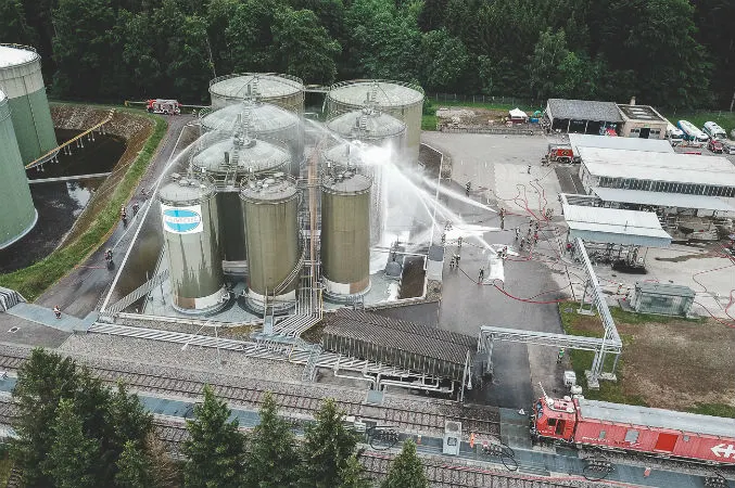 Zollikofen BE - Löschangriff auf brennenden Stehtank als Übung