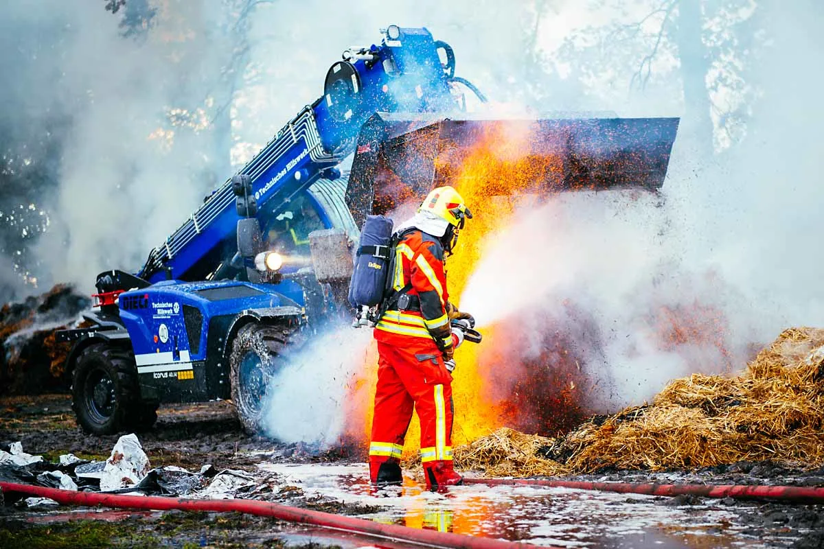 Grosser Feuerwehreinsatz in Kaltenkirchen - Mühsamer Kampf gegen brennende Strohballen
