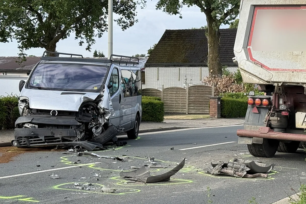 Oberhausen NW – Schwerverletzter bei Unfall von Transporter und LKW