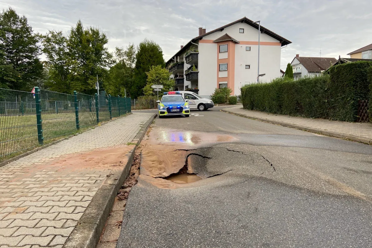 Grünstadt – Wasserrohrbruch lässt Straße einbrechen