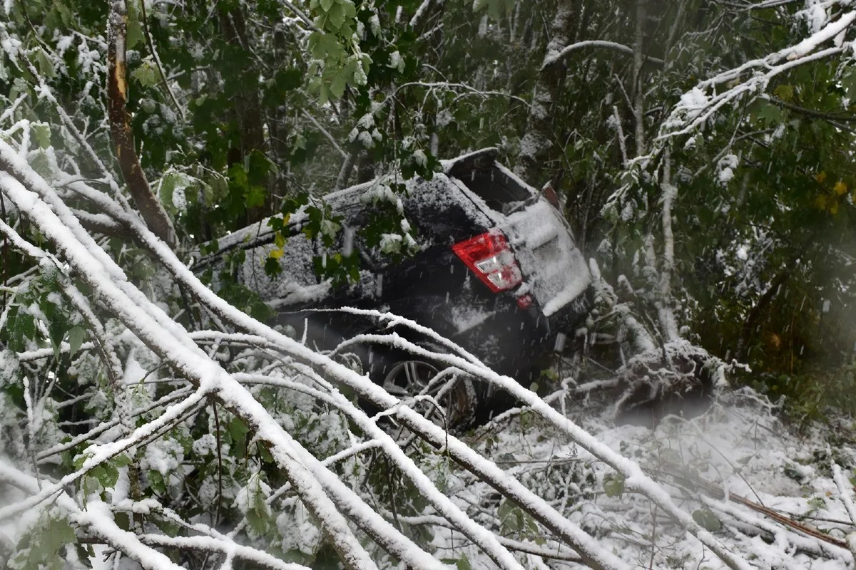 Tragischer Unfall in Jenaz GR - Frau und Baby verunfallen auf der schneebedeckten Strasse