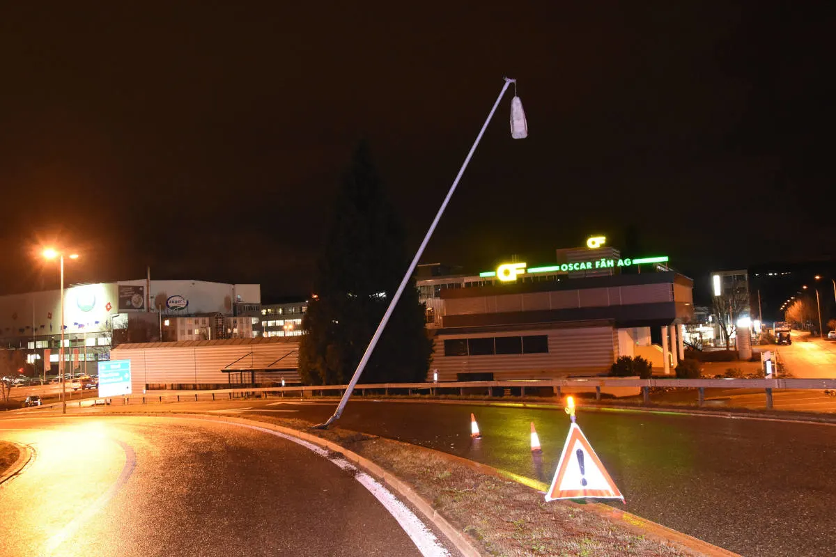 Oberbüren SG – Kandelaber umgefahren – Zeugenaufruf