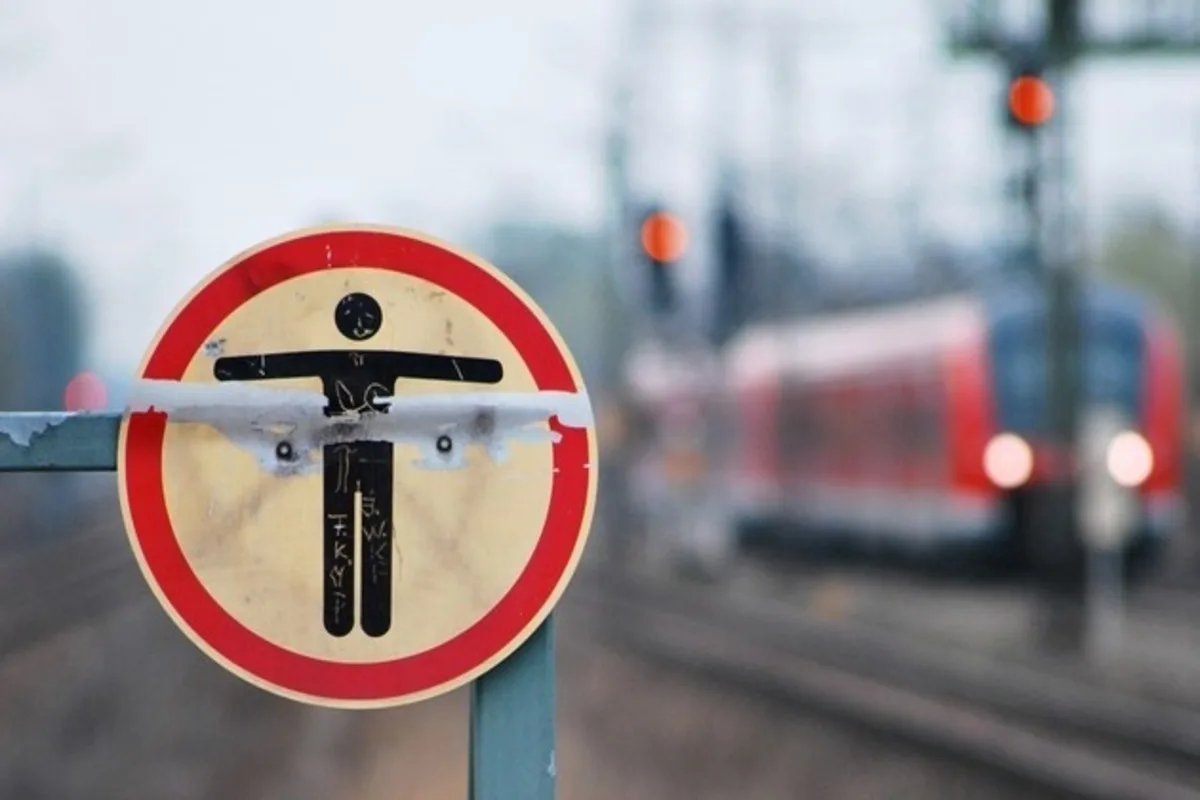 Baunatal-Guntershausen HE - Kinder auf Bahngleisen unterwegs