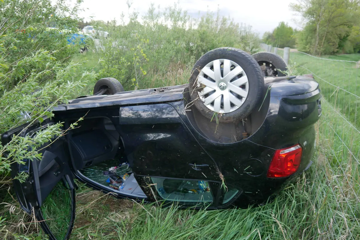 Pkw überschlägt sich - 2 Verletzte