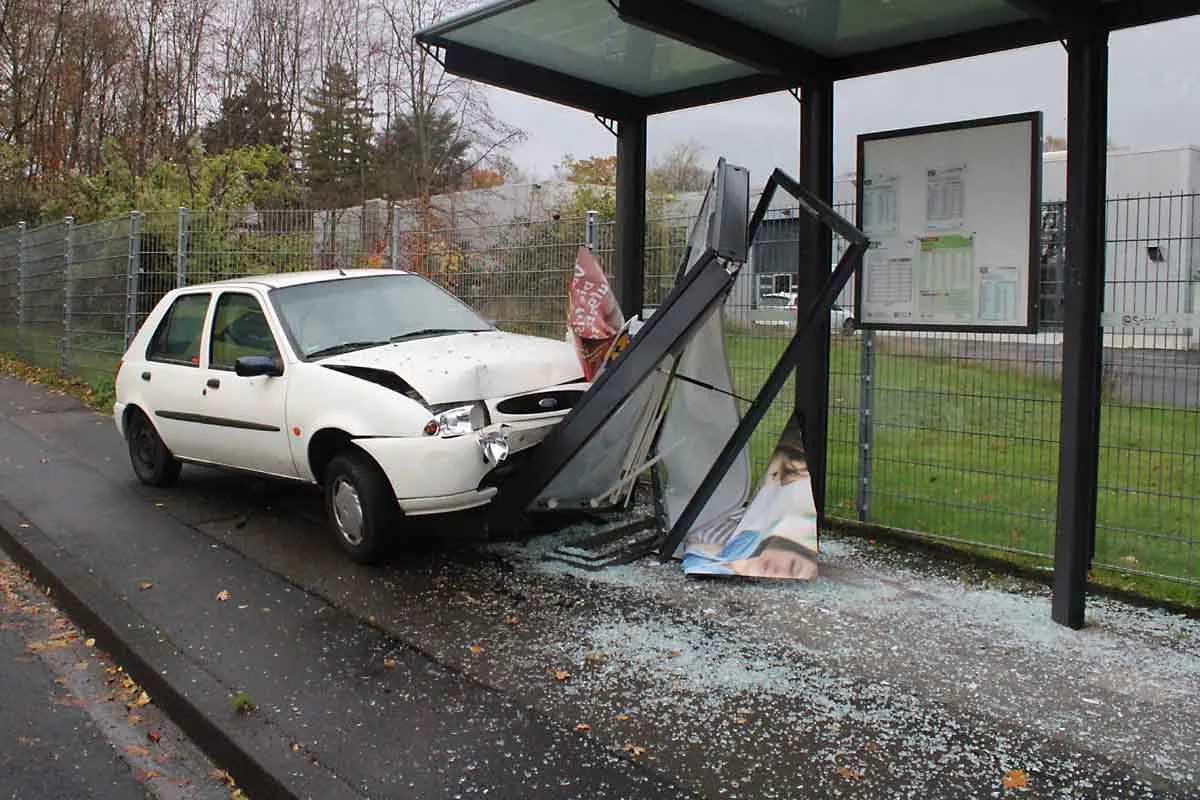 Mann kracht mit Ford in Bushaltestelle in Bergisch Gladbach - Fußgängerin bei Verkehrsunfall schwer verletzt