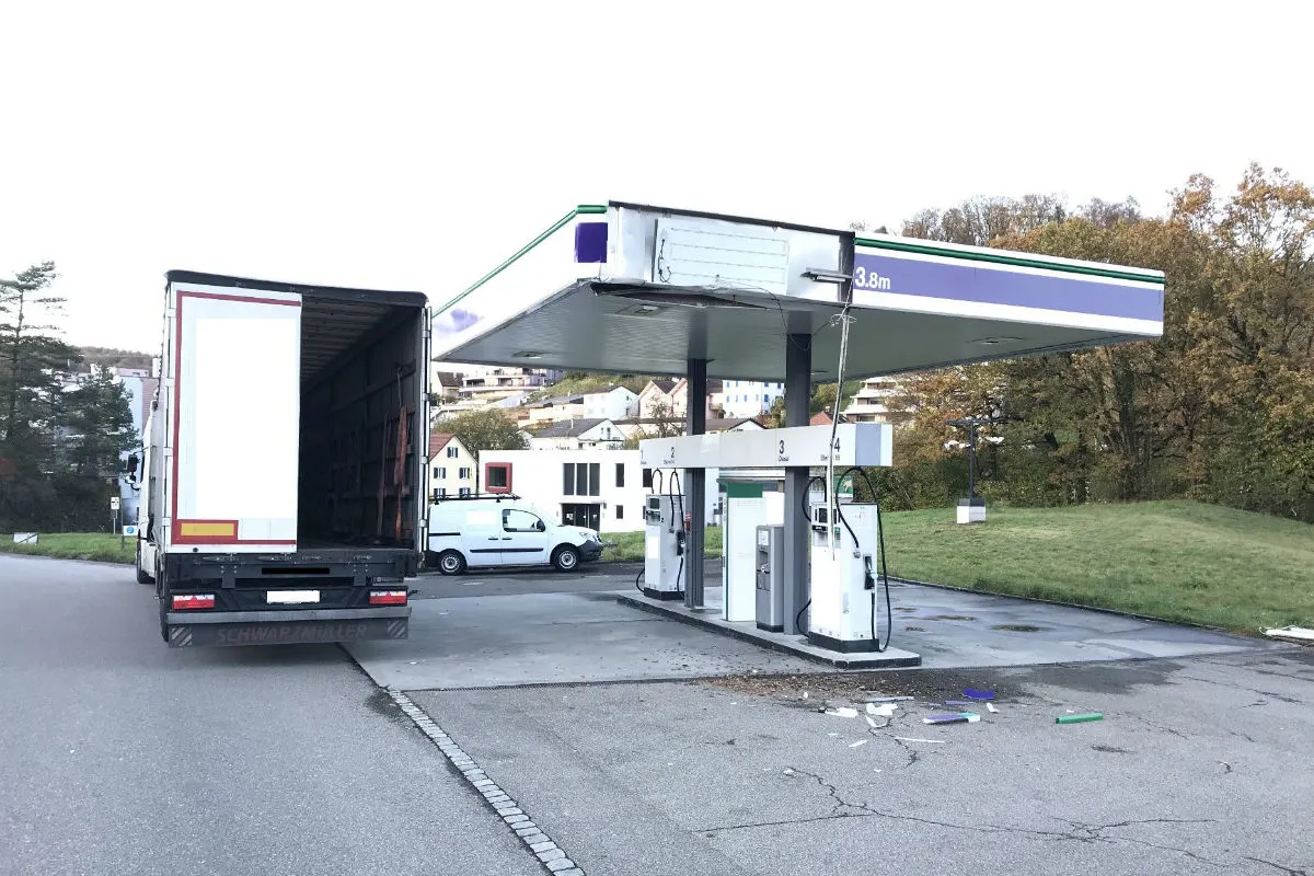Schaffhausen SH - Lastwagen fährt in Tankstellendach