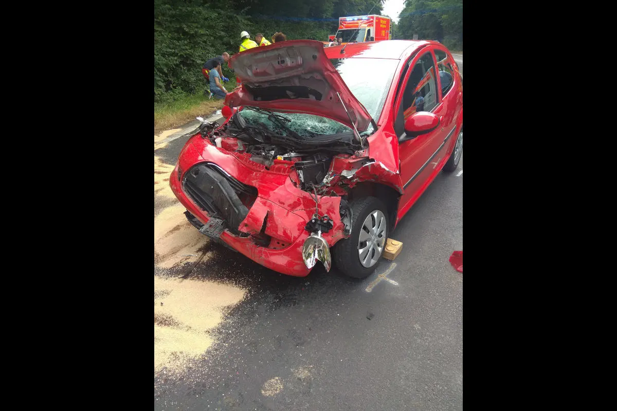 Schwerer Verkehrsunfall - Beifahrerin lebensgefährlich verletzt