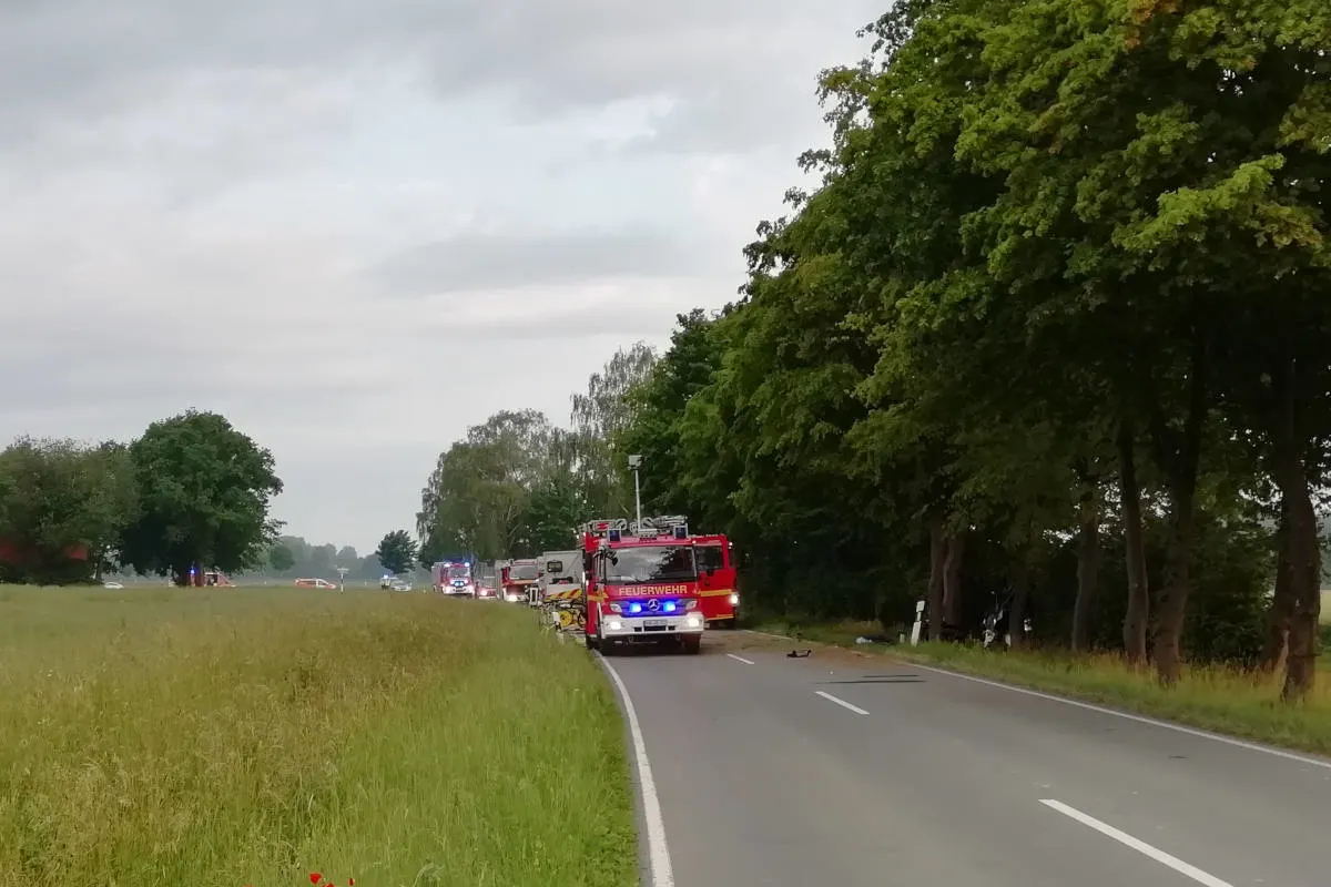 Mitfahrer bei Verkehrsunfall tödlich verletzt.