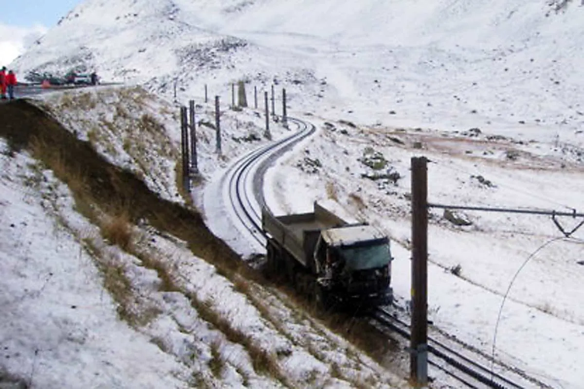Heftiger Crash in Andermatt UR - Lastwagen fährt auf Bahngleis