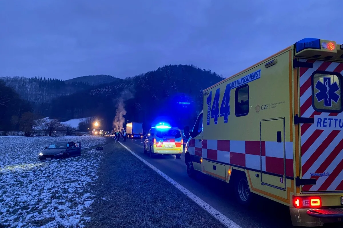 Densbüren AG - Auto fängt nach Unfall Feuer und brennt aus