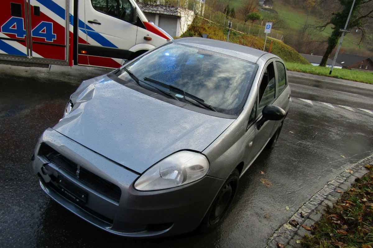 Glarus GL - Ambulanz bei Einsatz mit Auto kollidiert