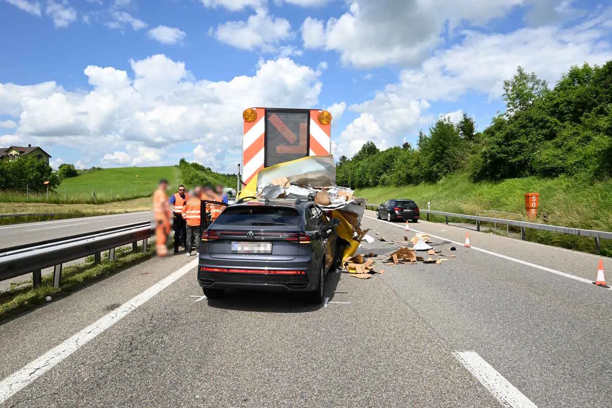 Niederwil SG - Auto kracht gegen Signalisations-Anhänger