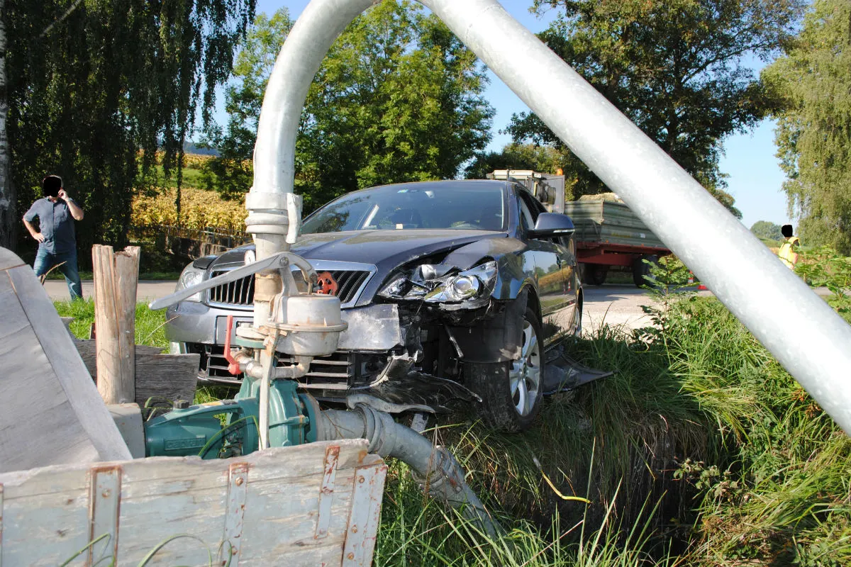 Ramsen SH - Auto prallt bei Überholmanöver gegen Elektroverteilkasten