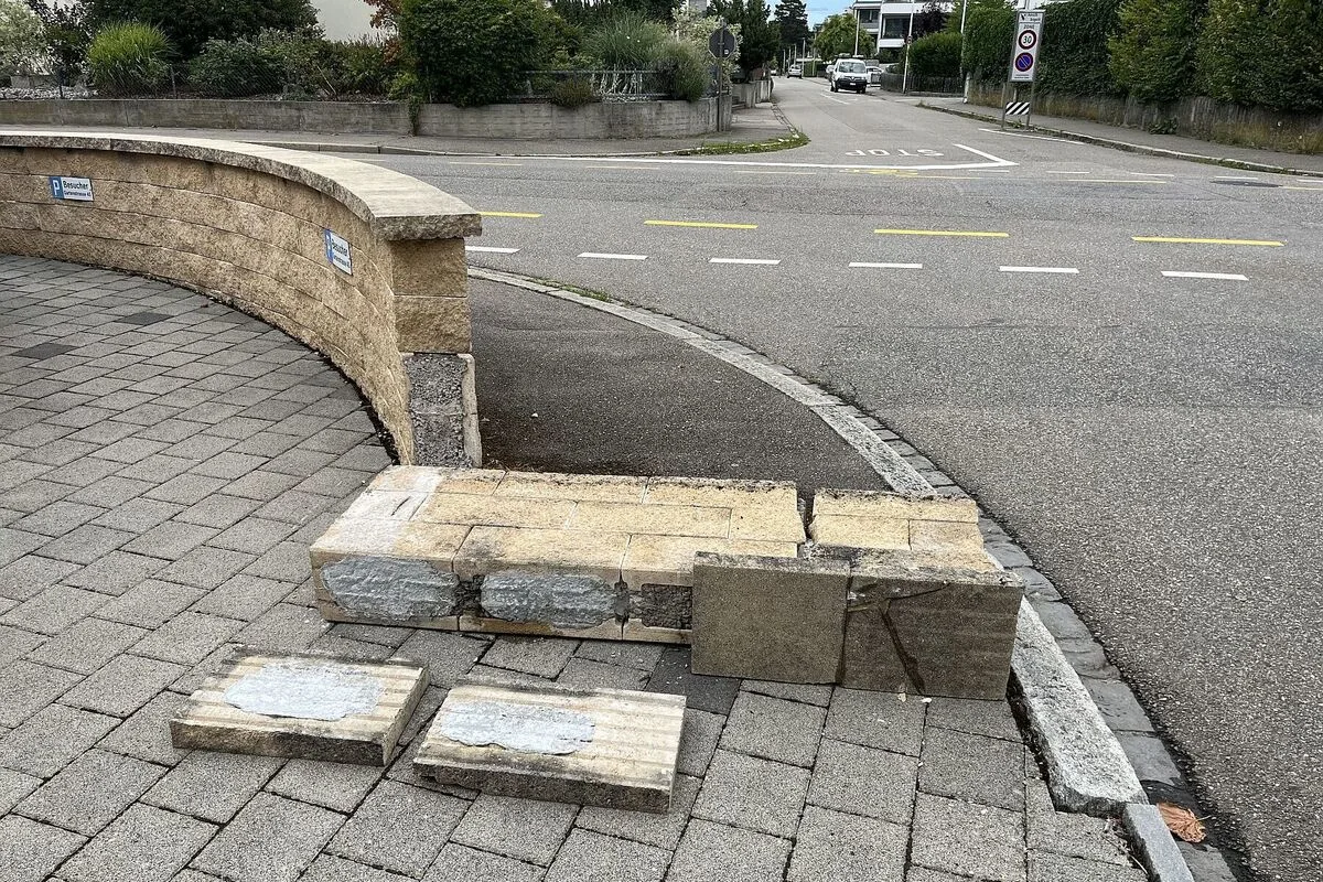 Aesch BL - Mit einer Begrenzungsmauer kollidiert und geflüchtet