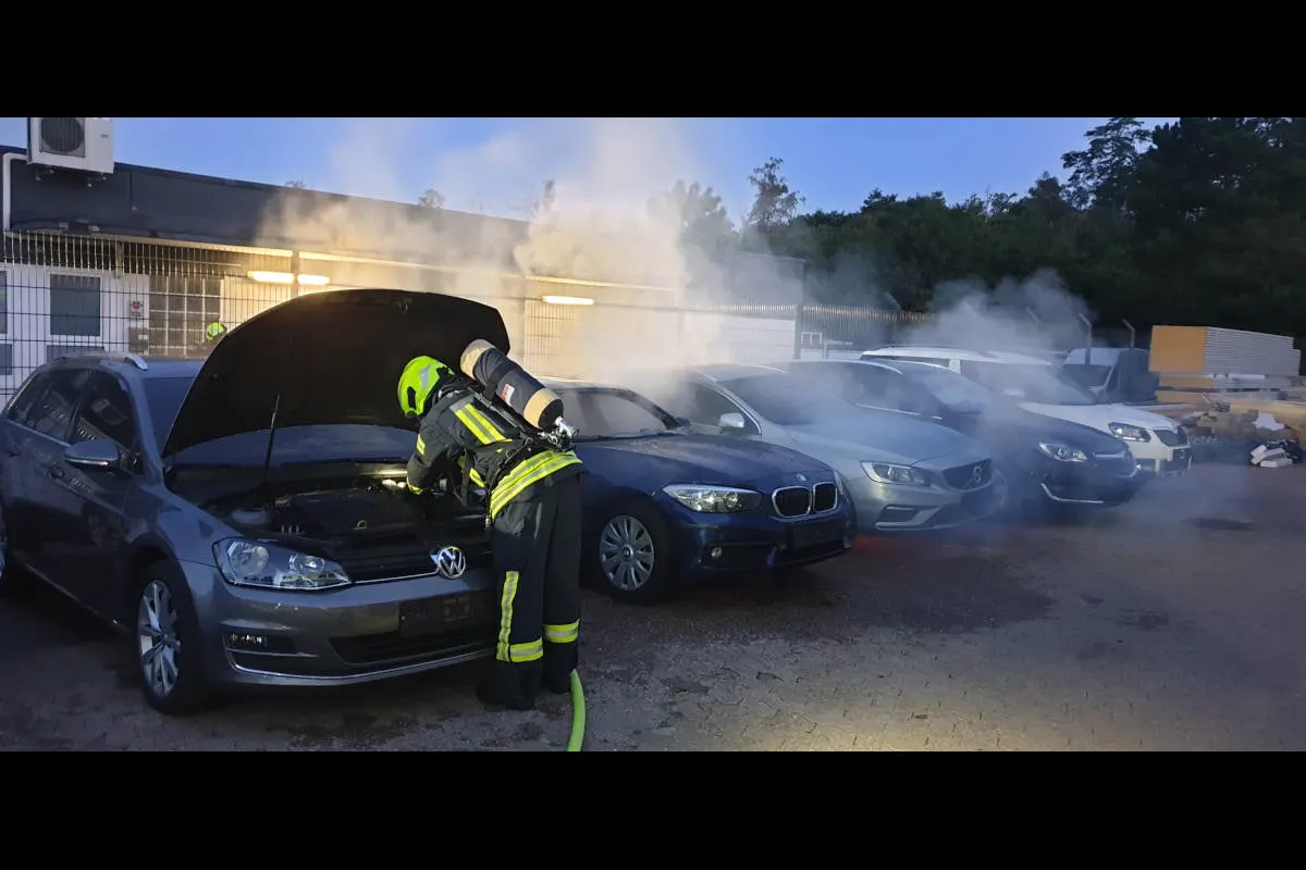 Gelsenkirchen – Alarmmeldung "Mehrere Autos brennen" in der Neustadt - 4 PKW in der Schevenstraße durch Brand beschädigt.