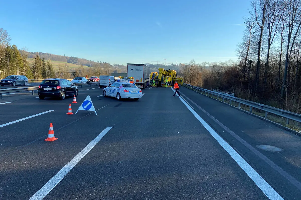 A1 Mülligen AG - Lastwagen blockierte Autobahn