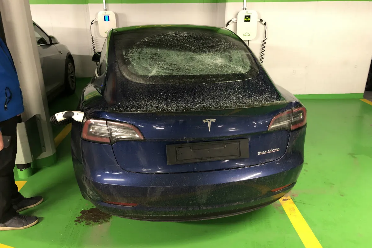Täsch VS - Zahlreiche Fahrzeuge in Parkhaus beschädigt