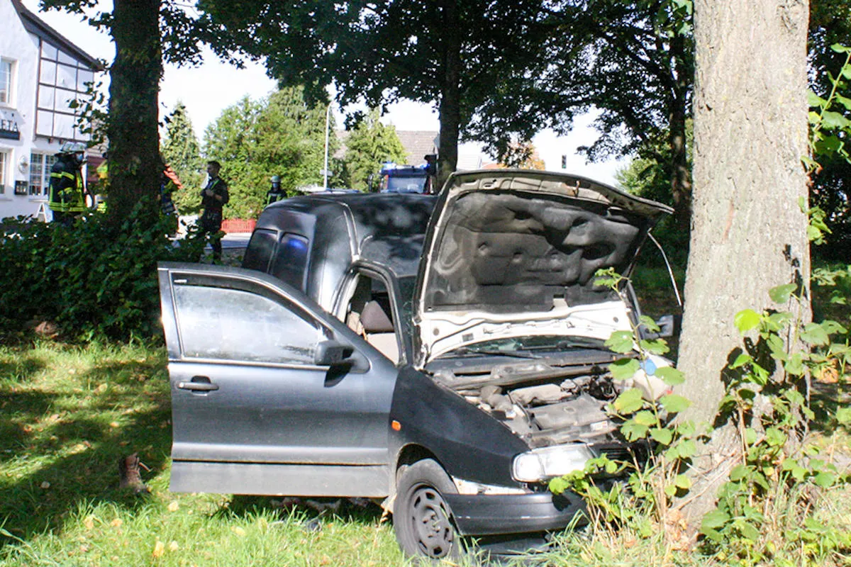 Lemgo - PKW gegen Baum gekracht