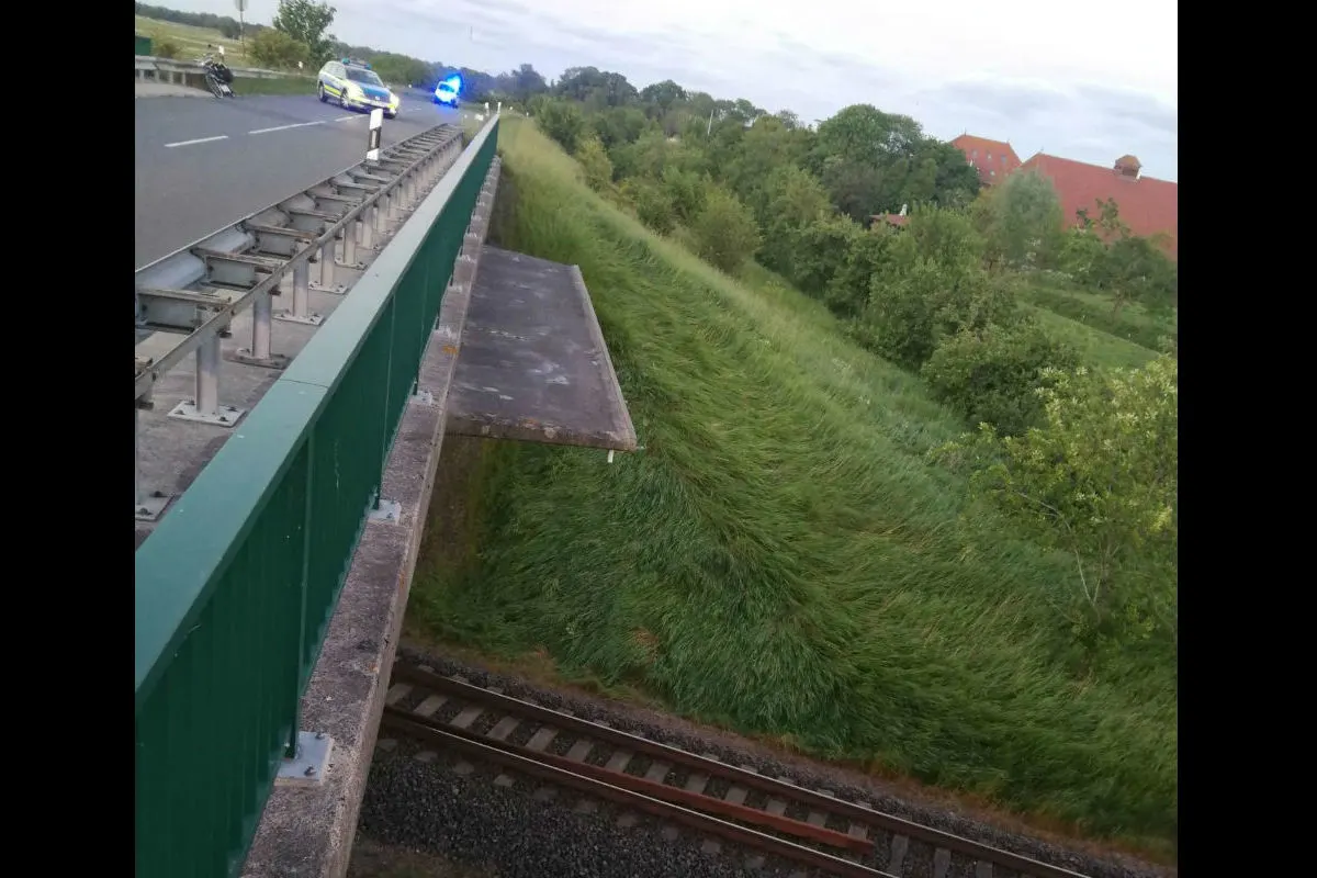 Mann stürzt von Brücke auf Bahnstrecke