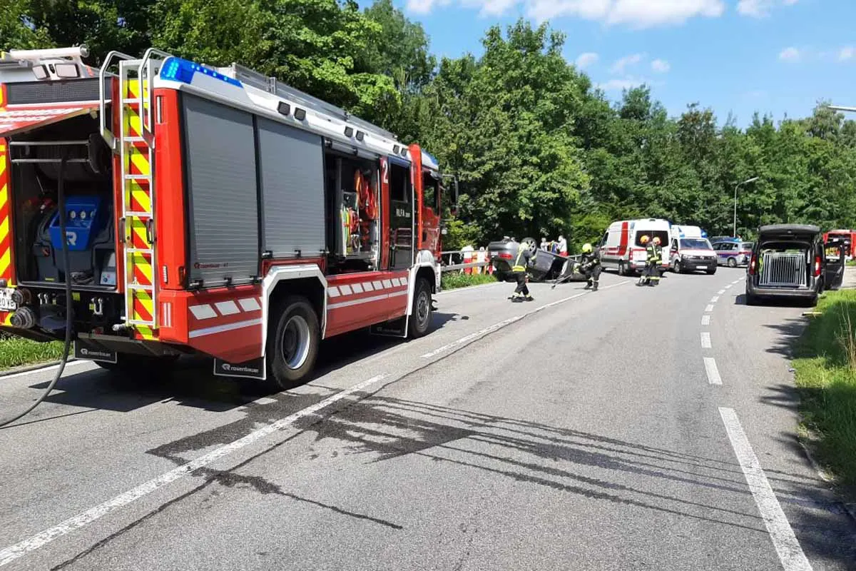Vöcklabruck - PKW kam von der Fahrbahn ab und überschlug sich - Ehepaar verletzt