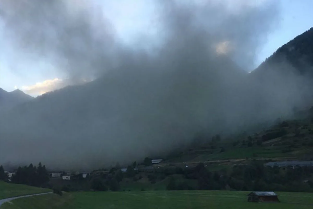 Zernez GR - Felssturz verursacht eindrückliche Staubwolke
