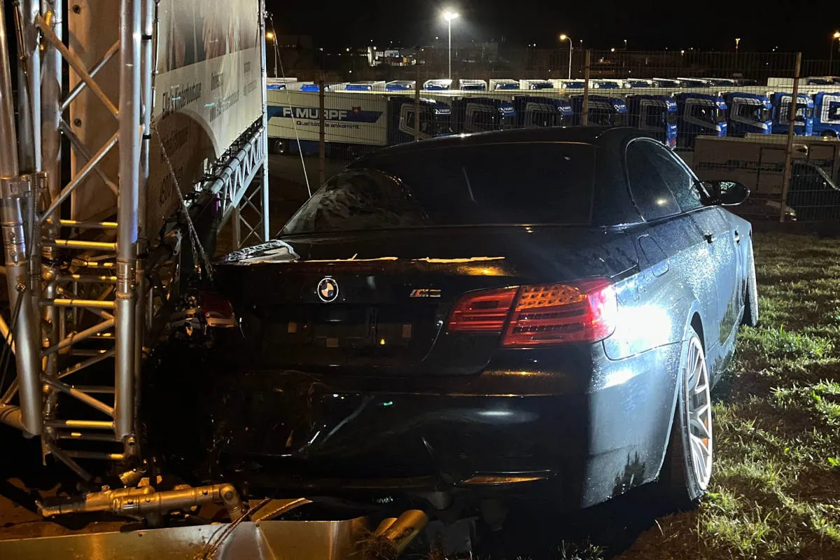 Hägendorf SO: Mit BMW in Reklamegerüst gelandet