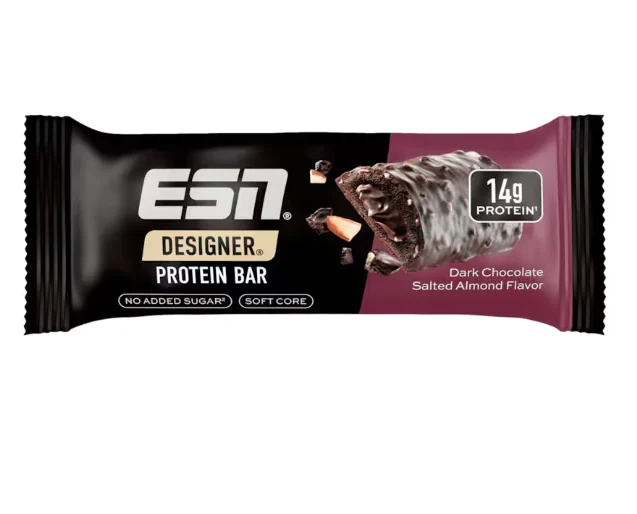 Das Bild zeigt einen verpackten ESN Designer Proteinriegel in der Geschmacksrichtung dunkle Schokolade mit Mandeln. Auf der Verpackung sind 14 g Protein pro Riegel angegeben.