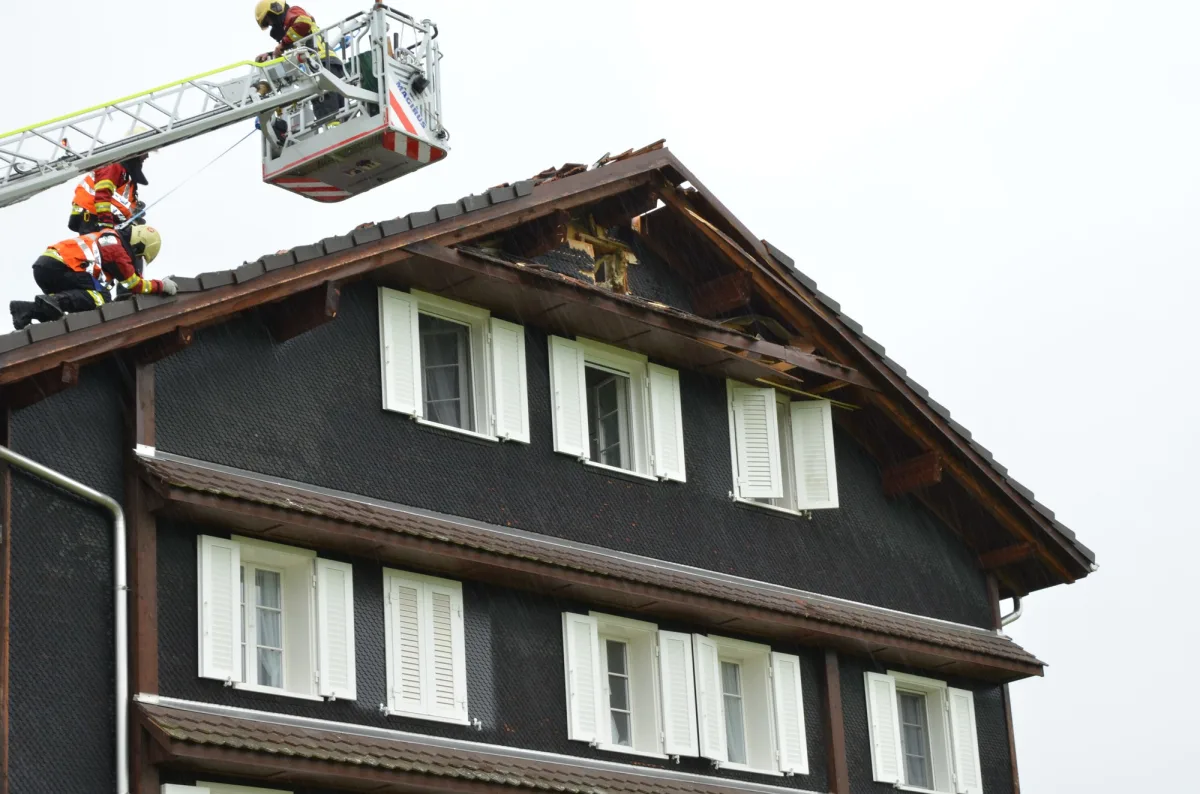 Unterägeri ZG - Wohnhaus nach Blitzeinschlag stark beschädigt
