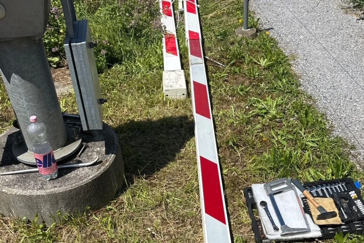 Unfall in Ennenda GL – Lastwagen reisst Bahnschranke mit