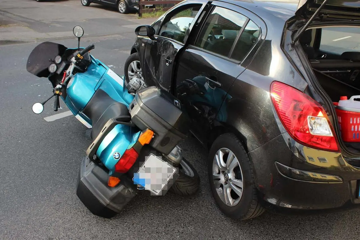 Bergisch Gladbach – Zusammenstoß zwischen Pkw und Motorrad