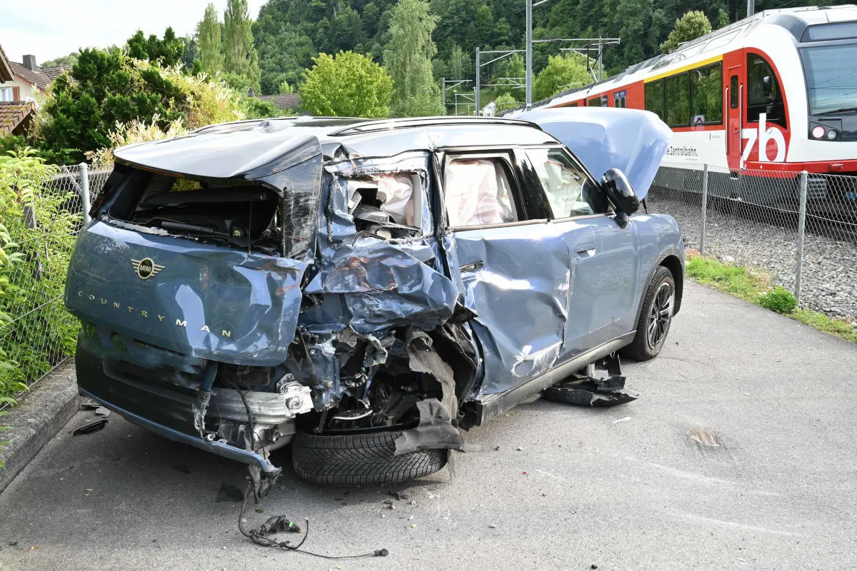 Unfall in Horw LU – Zug kollidiert mit Auto auf Bahnübergang