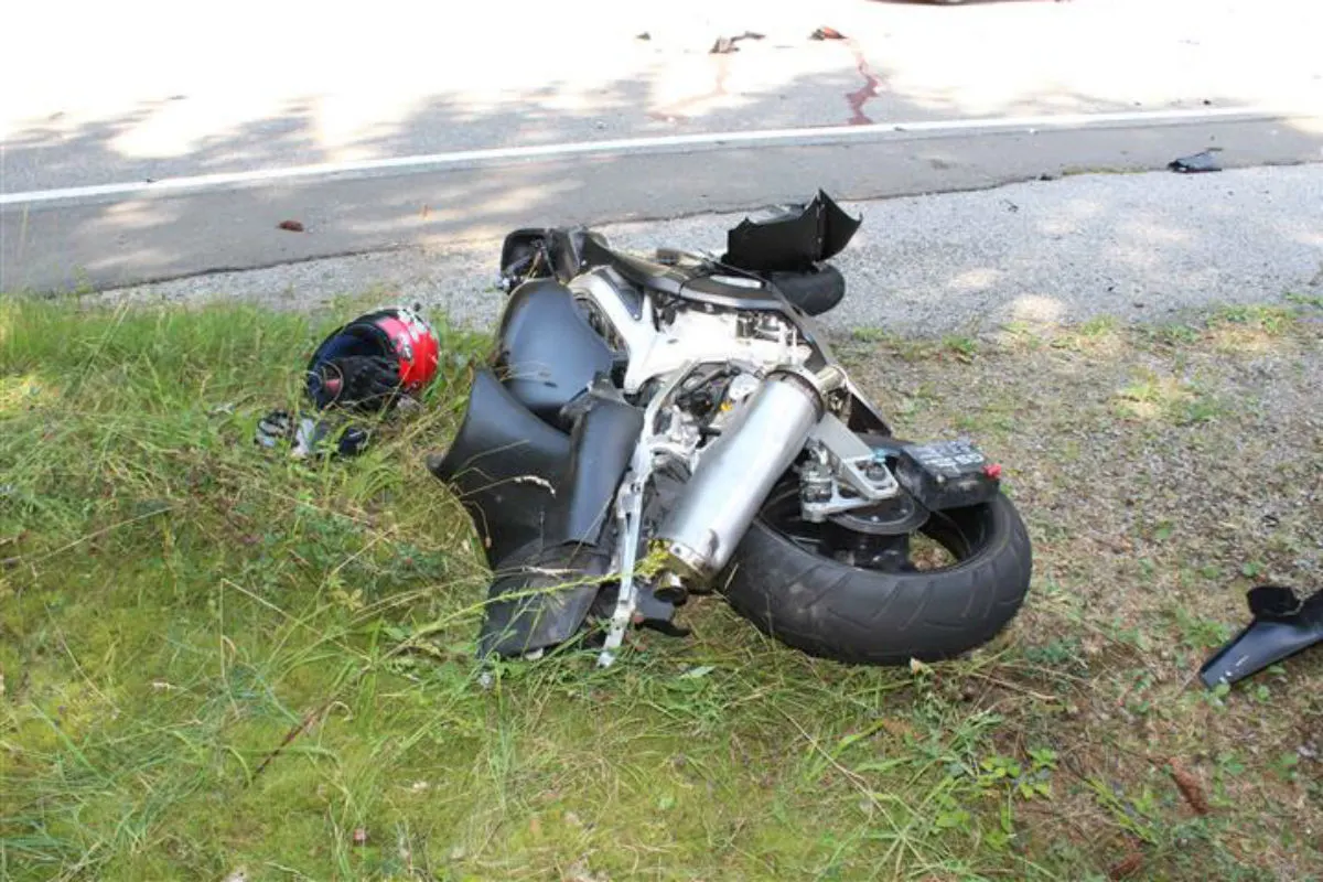 Motorradfahrer stirbt bei Kollision mit Auto