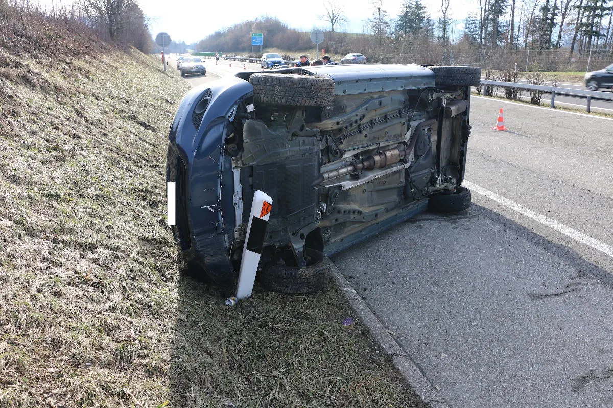 A15 Hinwil ZH – Mehrfach auf der Autobahn überschlagen