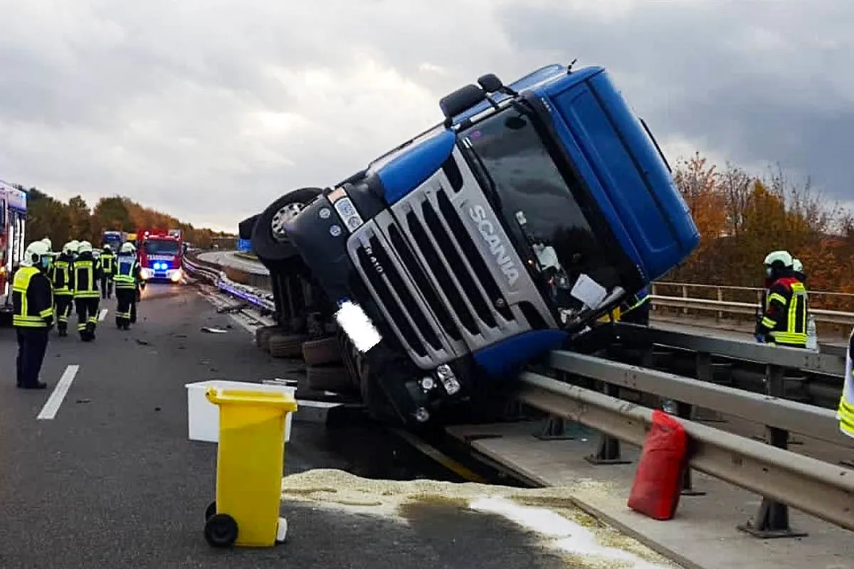 Unfall in Göllheim - Tanklastzug mit Wein fällt auf Mittelleitplanke