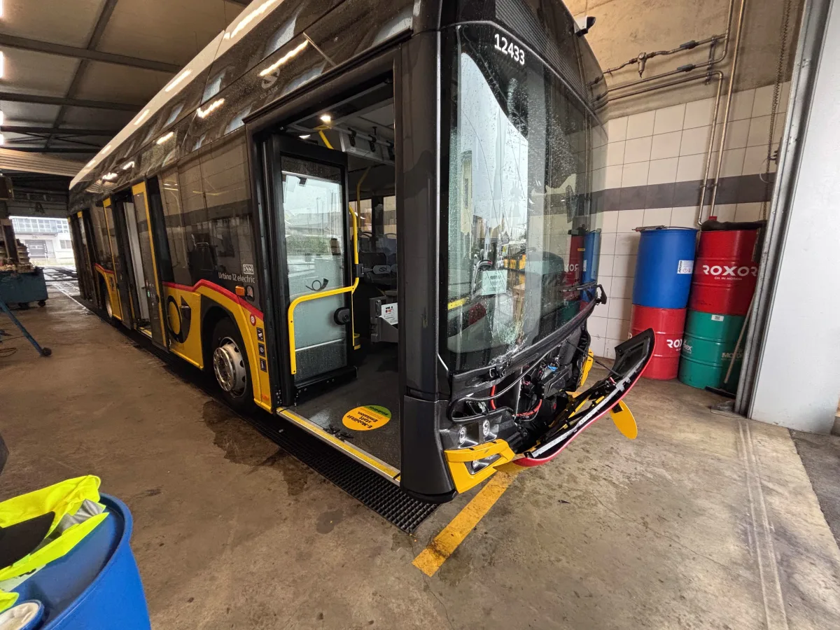 Niederuzwil SG – Unfall zwischen Auto und Postauto