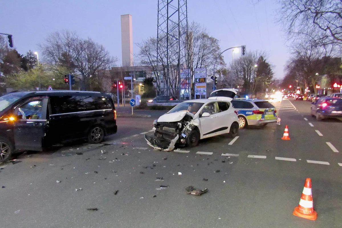 Mettmann – Zwei Fahrzeuge nach Kollision schwer beschädigt