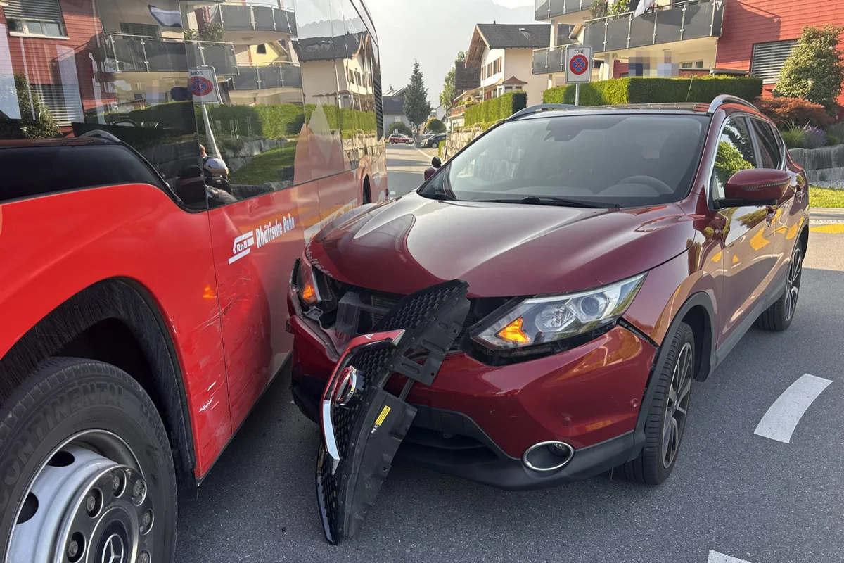 Unfall in Ruggell FL – Auto kollidiert mit Linienbus