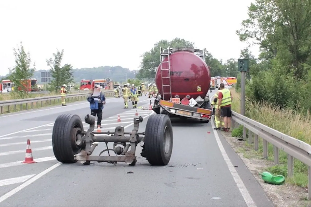 B252 Warburg – Gefahrguttransporter verliert Hinterachse