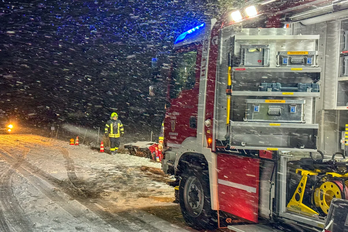 Eicklingen NI - Auf schneeglatter Fahrbahn verunfallt